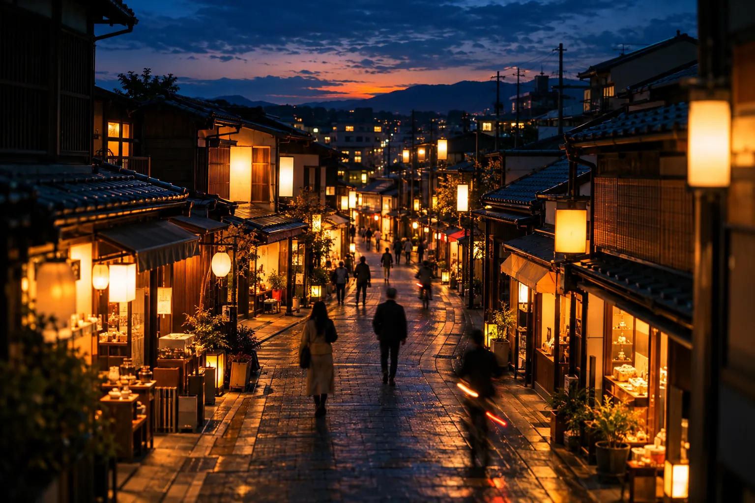 橙色の明かりがともる夕暮れの商店街