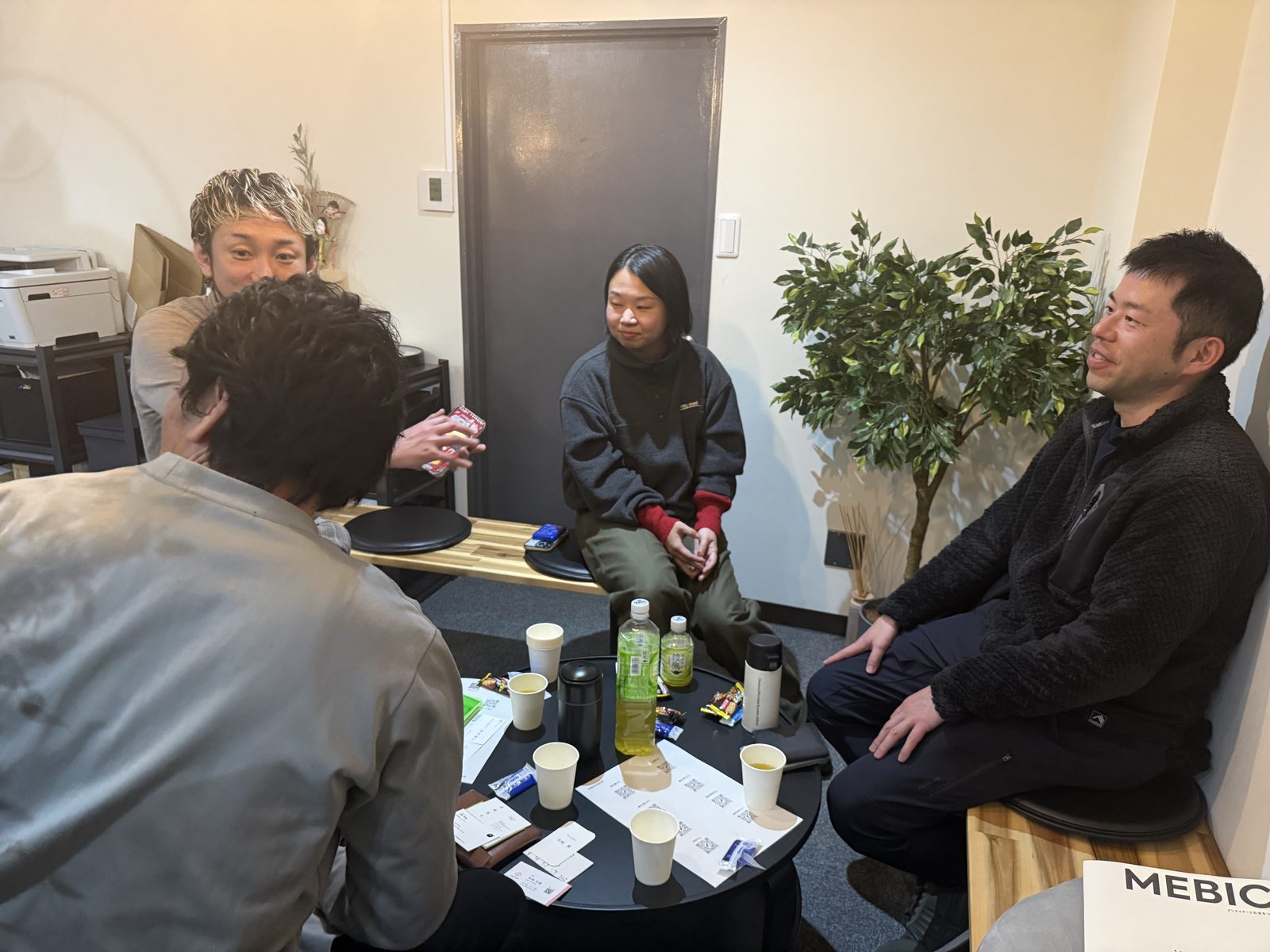 座って話す参加者