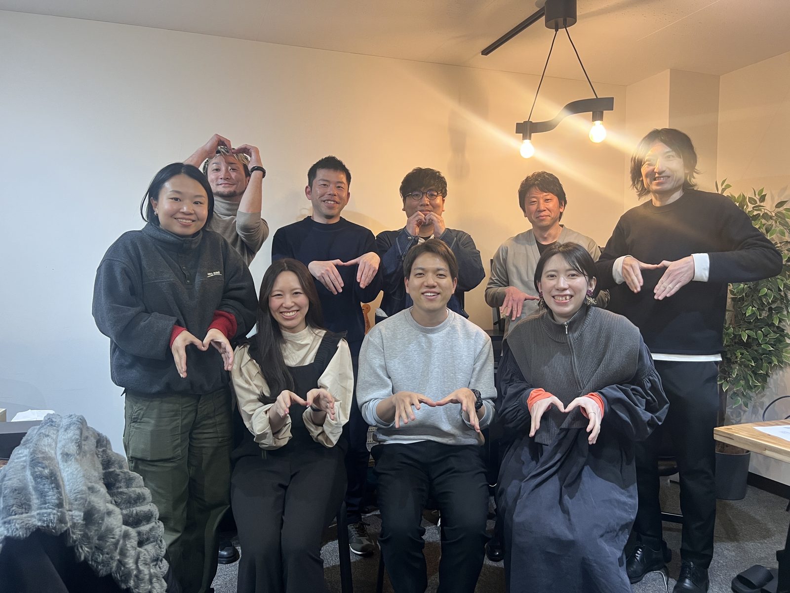 ポーズをとる集合写真